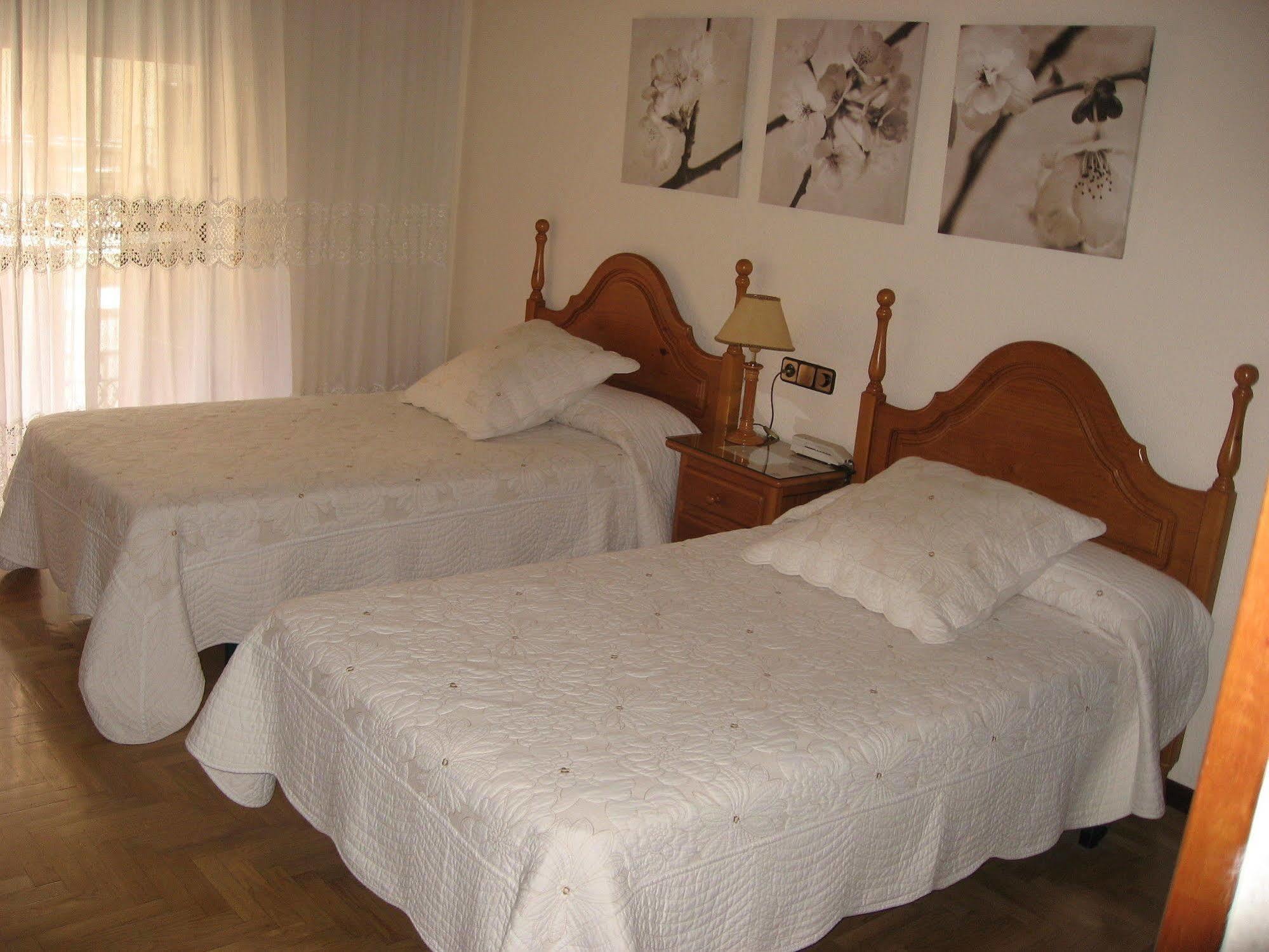Hostal Maria Cristina Madri Exterior foto