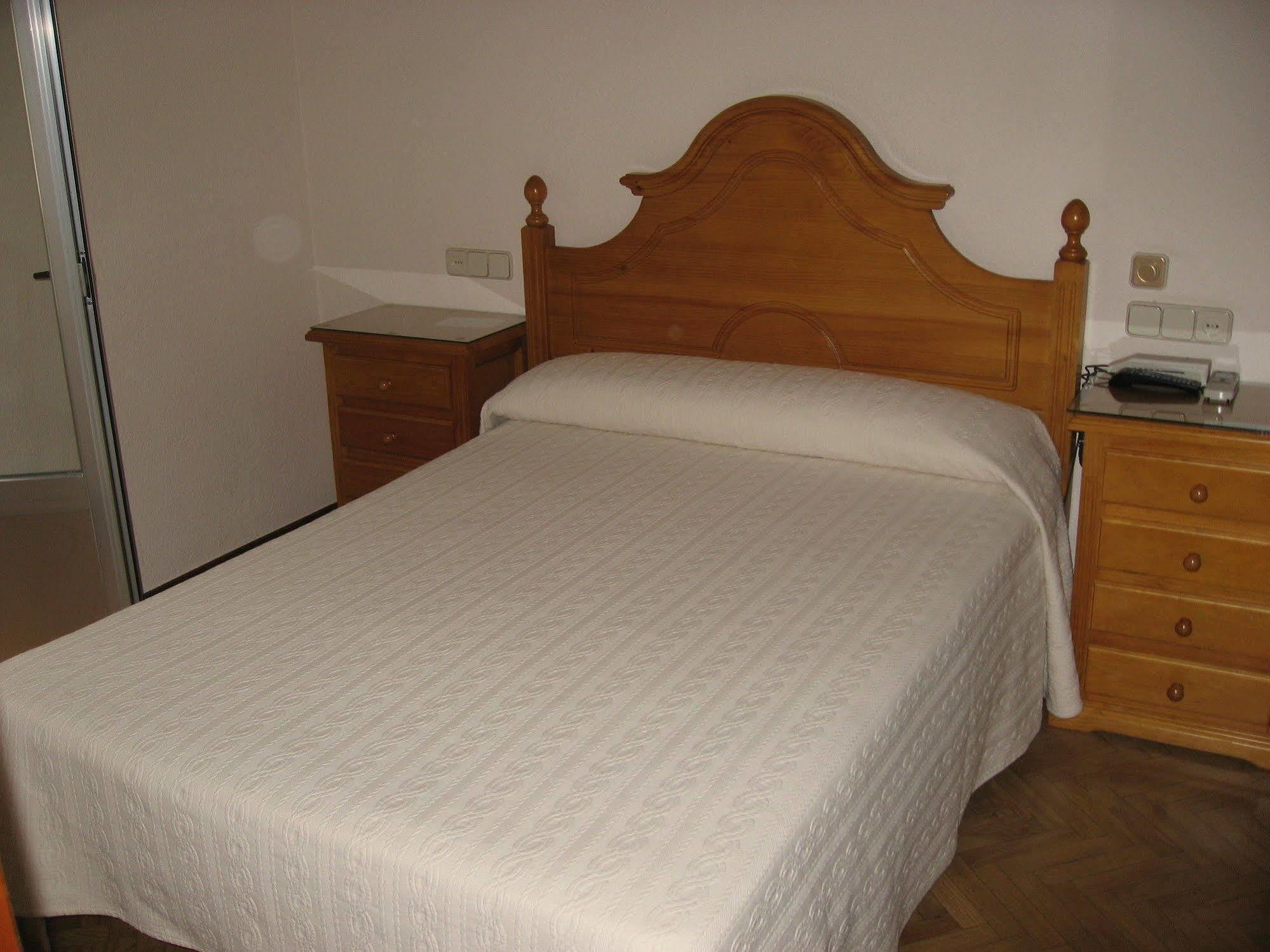 Hostal Maria Cristina Madri Exterior foto