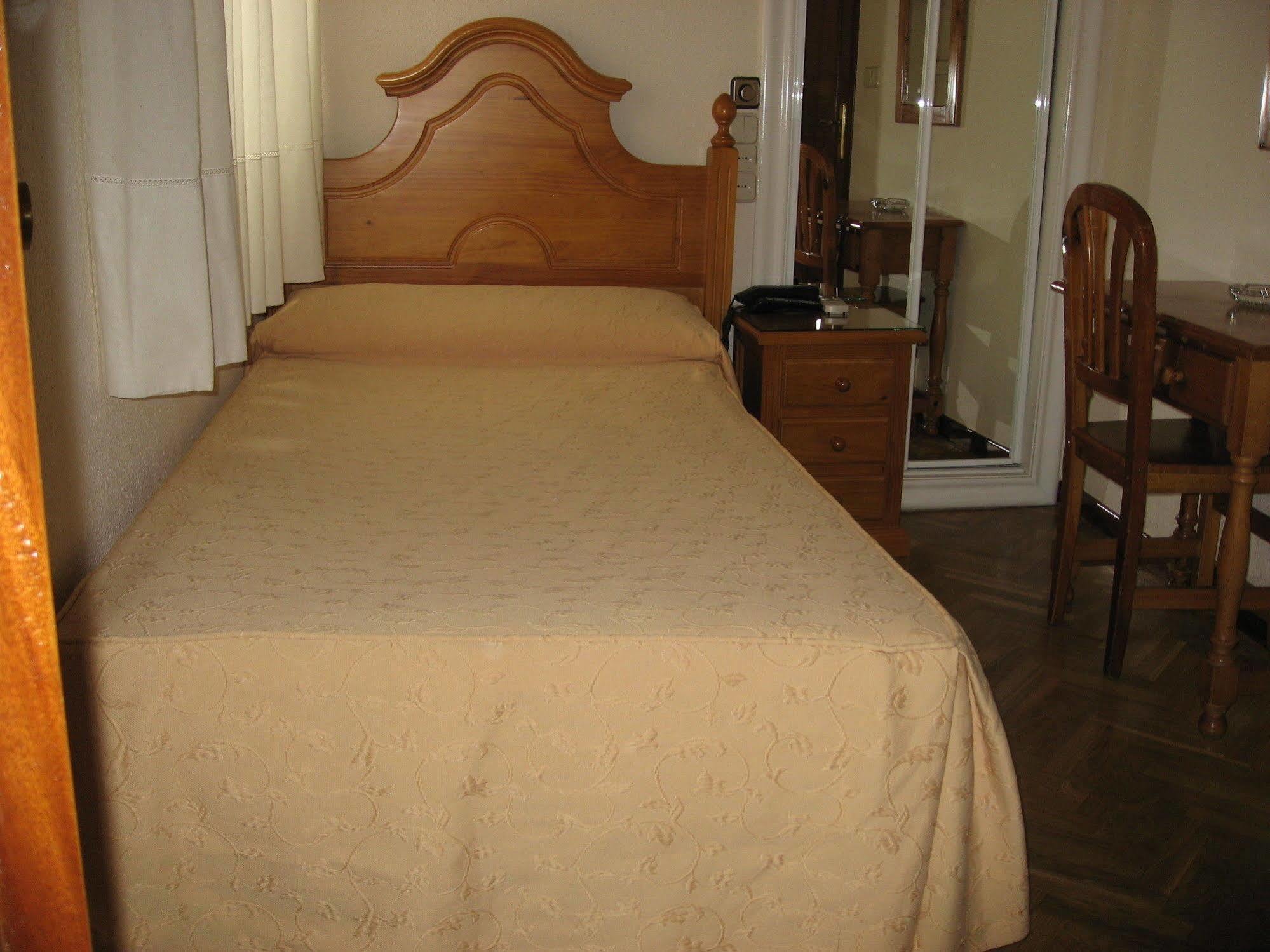 Hostal Maria Cristina Madri Exterior foto